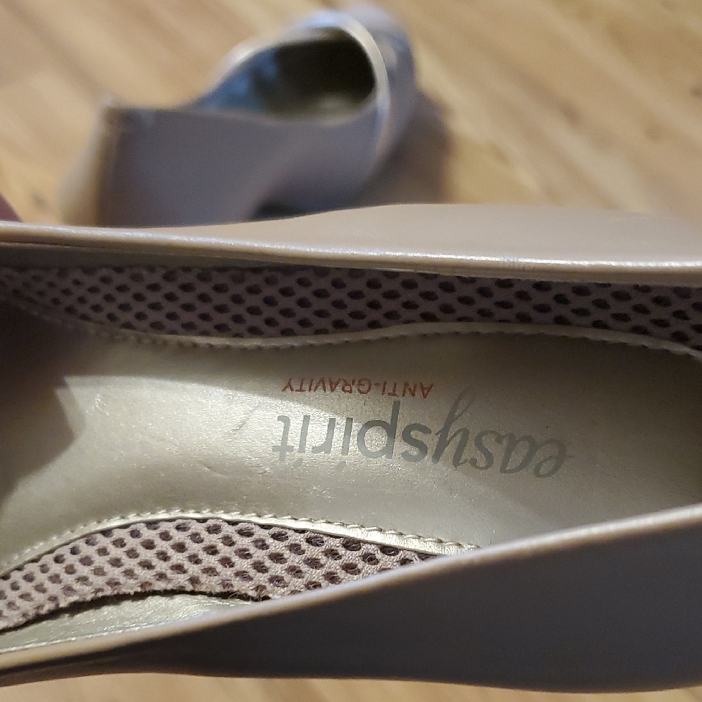 Easy Spirit Women's Cream and Silver Heels - Picture 4 of 6